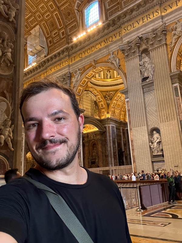 Gabriel Zanette dentro da Basílica de São Pedro, no Vaticano