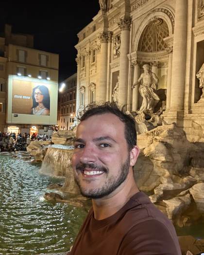 Gabriel na Fontana di Trevi à noite